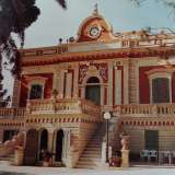 Per descriverla quindi ci affidiamo a una foto tratta dal libro "Ville e giardini a Bari fra l'800 e il '900� di Michela Tocci e Giuseppe Romanelli. Dall'immagine risulta che l'entrata principale, posizionata al primo piano, � raggiungibile attraverso una doppia scalinata che porta a un terrazzino e a due avancorpi laterali circondati da pilastrini di gusto classico. Da qui si accede agli ambienti del piano nobile passando sotto un arco a tutto sesto e una cornice modanata 